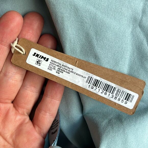 NWT SKIMS essential bodysuit mockneck long sleeve S/M - Picture 2 of 3